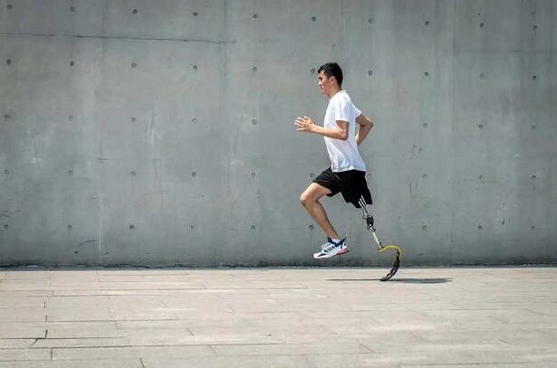 假肢廠家淺談關于假肢的使用年限(圖1) 假肢